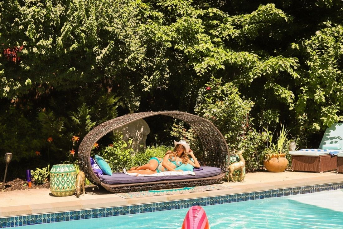 Lynda Rada poolside